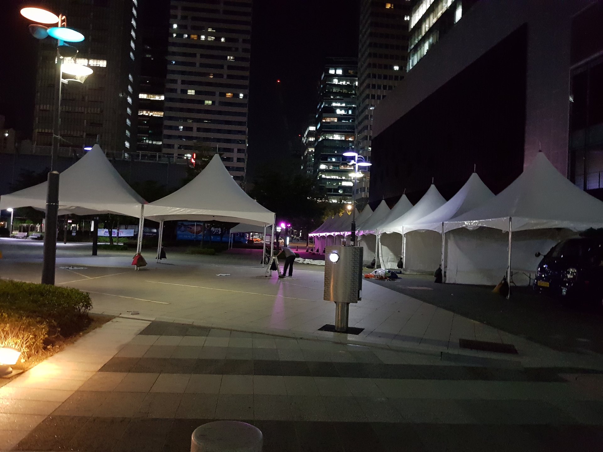 야간 야외행사 캐노피 설치 현장 사진 3