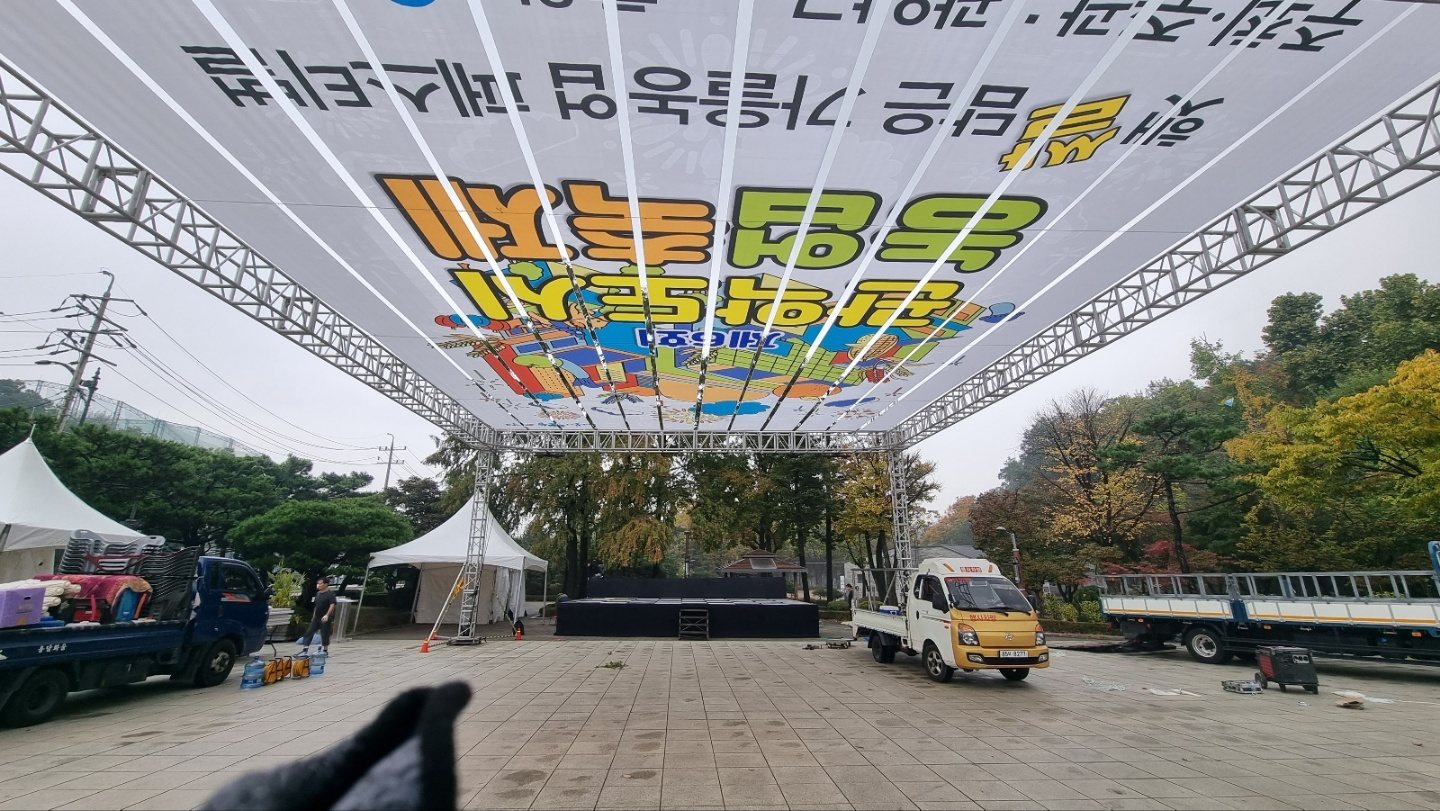 야외 행사 무대·트러스 설치 현장 사진 2